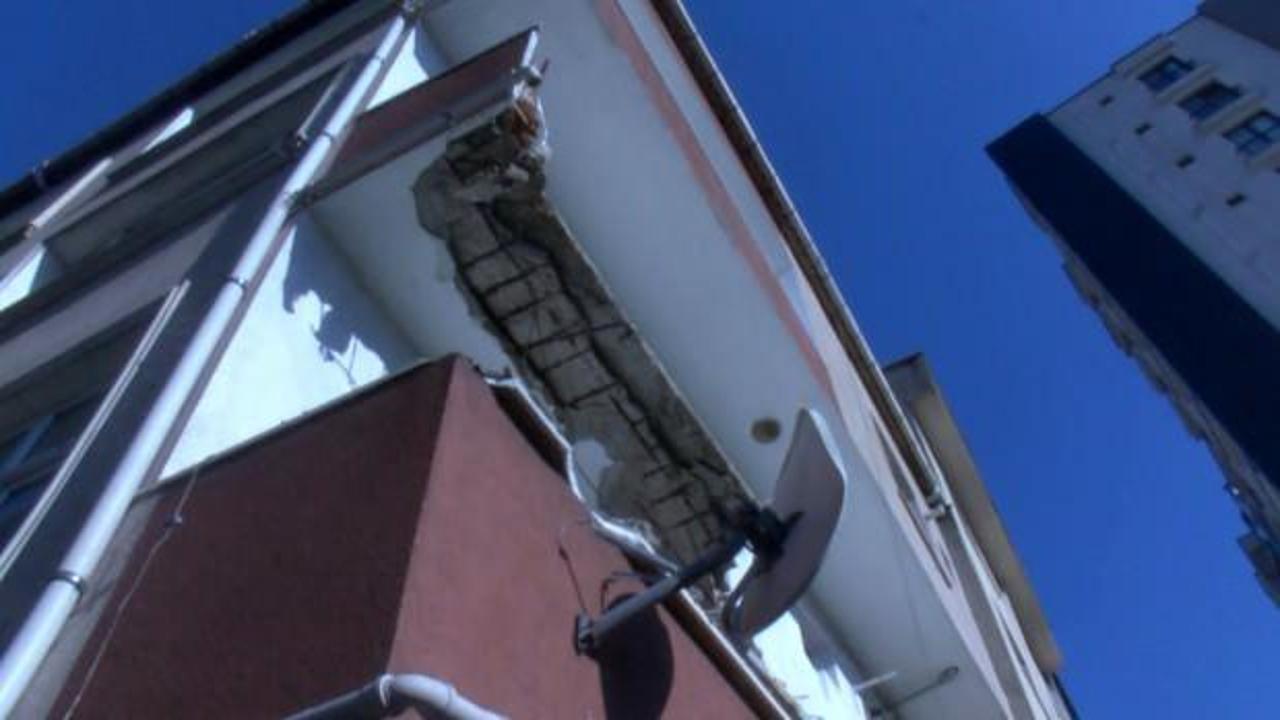 Bayrampaşa'da bir binanın balkonu çöktü