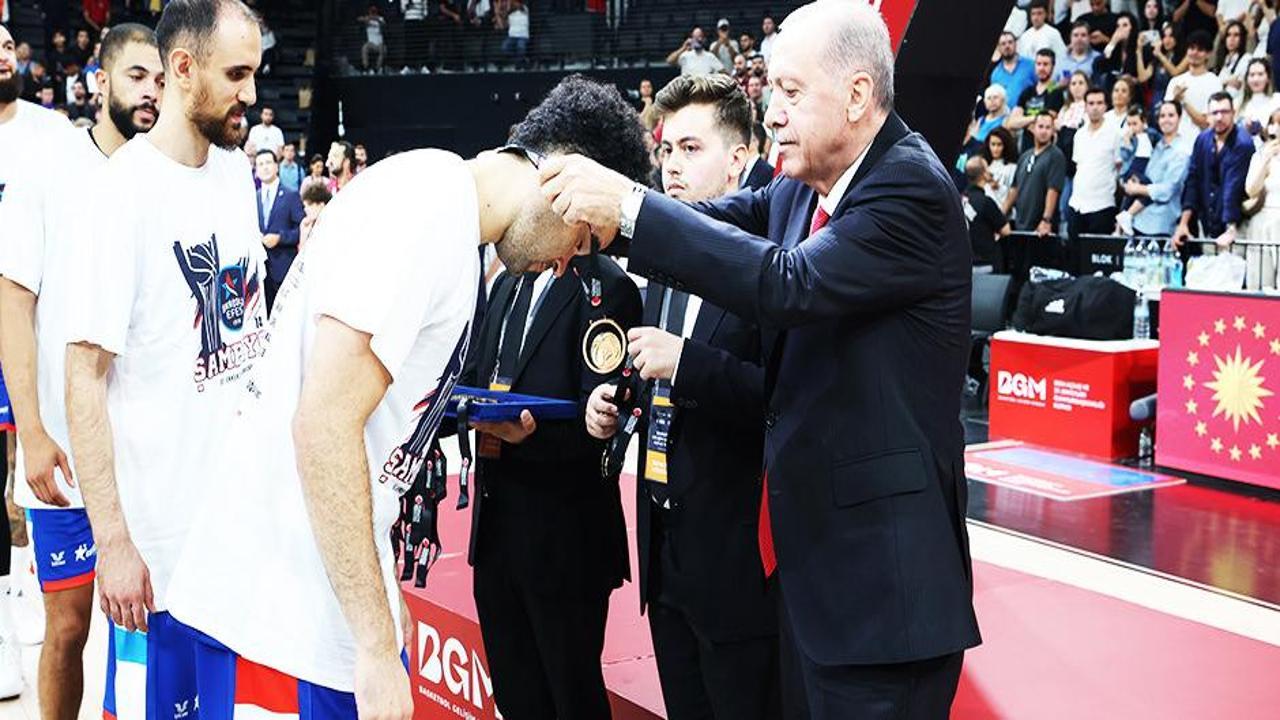 Anadolu Efes kupayı Başkan Erdoğan'ın elinden aldı!