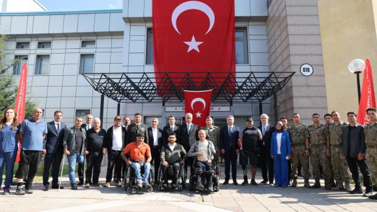 Bakan Memişoğlu'ndan hastanede tedavi gören gazilere ziyaret