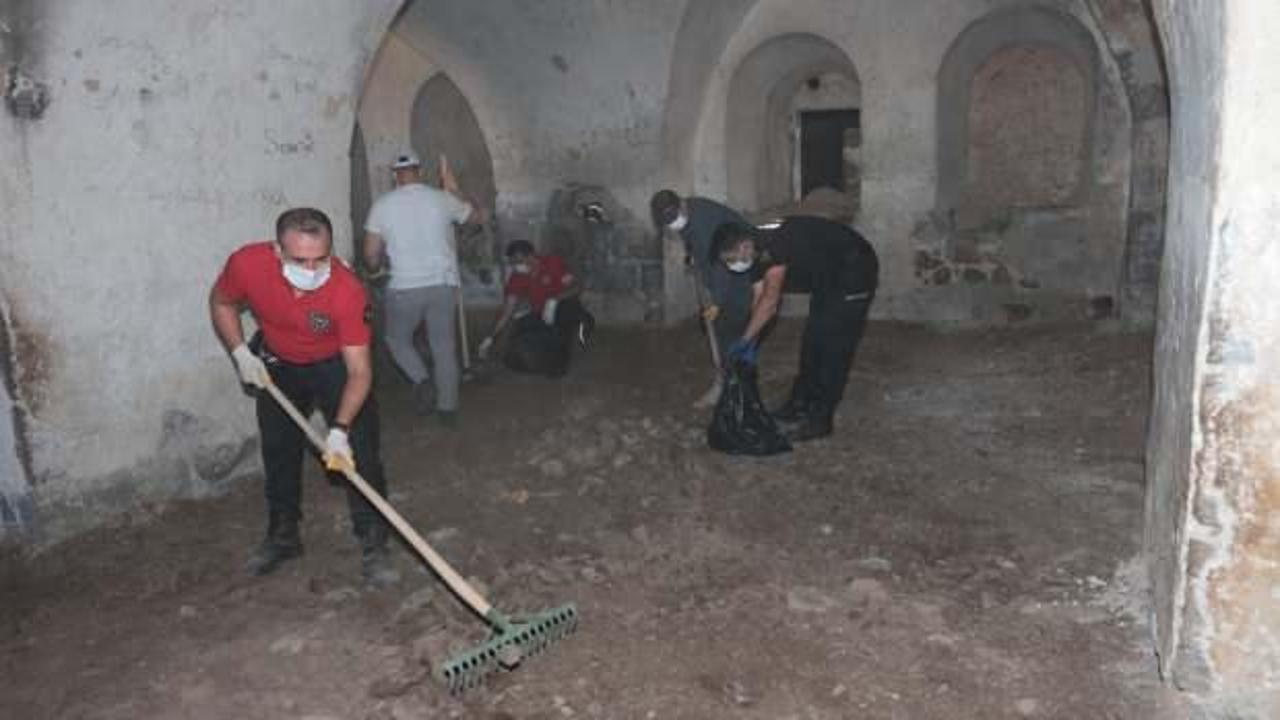 Erzurum'da 140 polis, tarihi Büyük Höyük Tabyası'nda 'mıntıka' temizliği yaptı