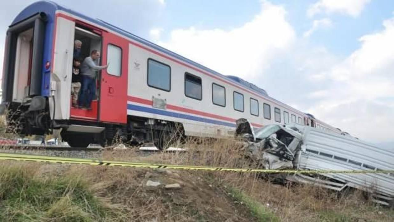 Tren, hemzemin geçitte kamyonete çarptı: 1 ölü, 1 yaralı